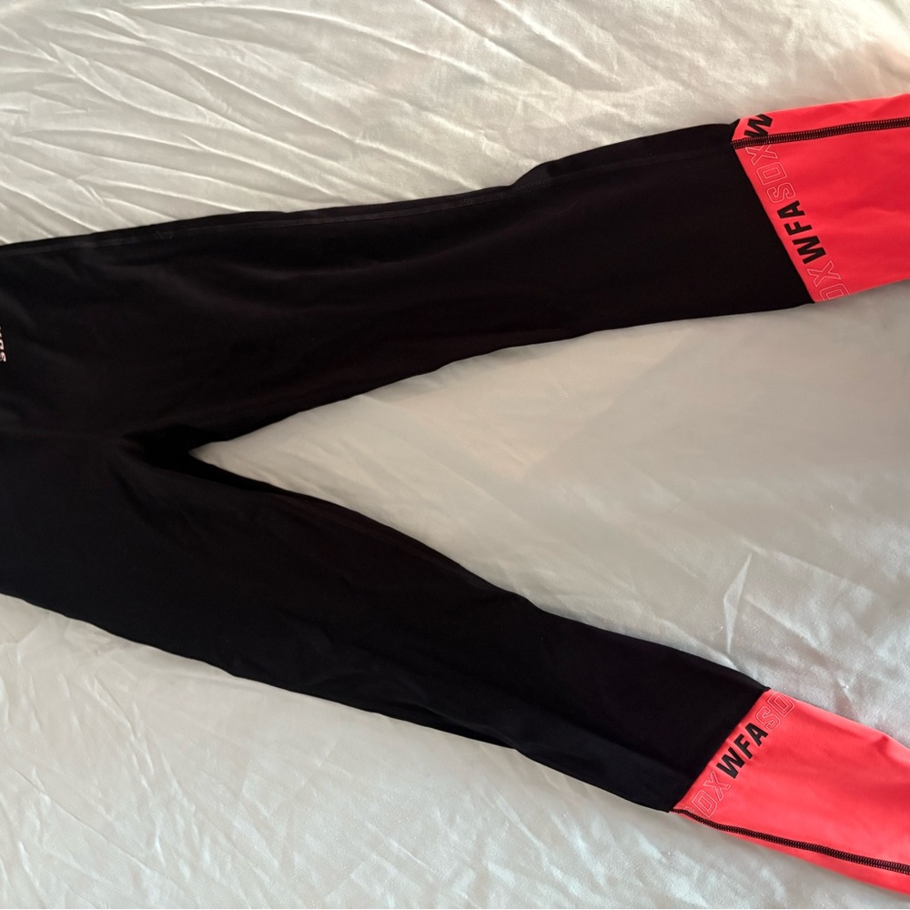 Sarah’s Day White Fox Boutique leggings (XS)
